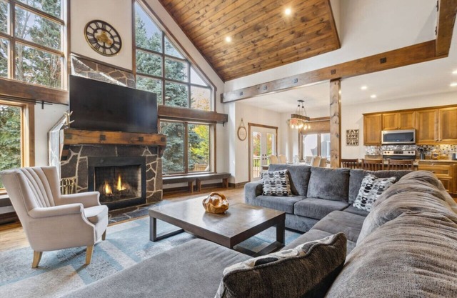 Blu Haven: 7BDR Chalet Minutes to Village