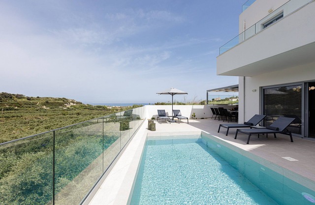 Blue Aura Villa, eclectic retreat with Pool & BBQ, Close to the beach