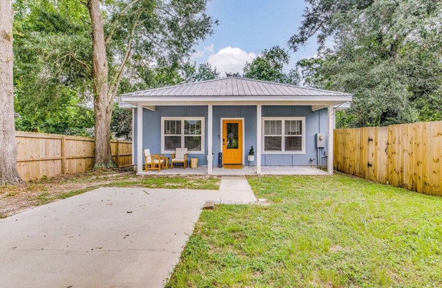 Blue Bayou ~ Cozy East Hill Convenience