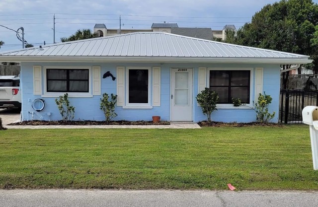 'Blue Dolphin' Beach Cottage - With Private Pool