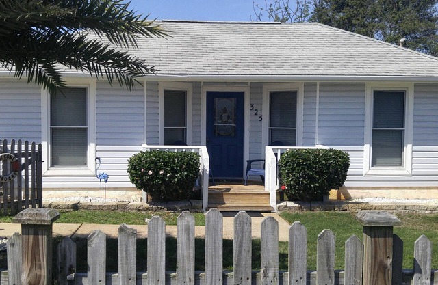 Blue Flamingo- Golf Cart inc, Desirable West End, Dog friendly, Deck