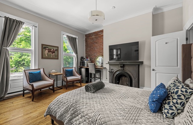 Blue George Suite Historic DT