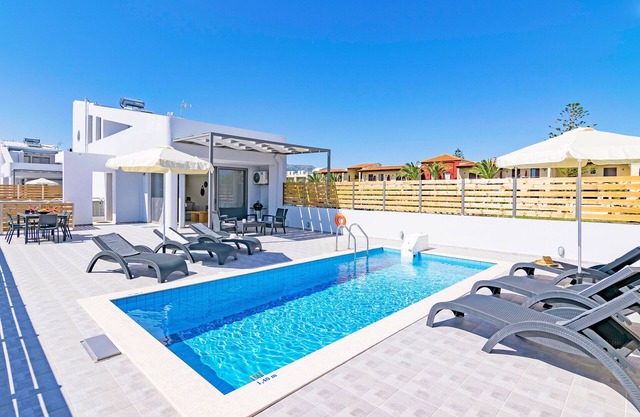 Blue oyster Beachfront villa, No car needed 4