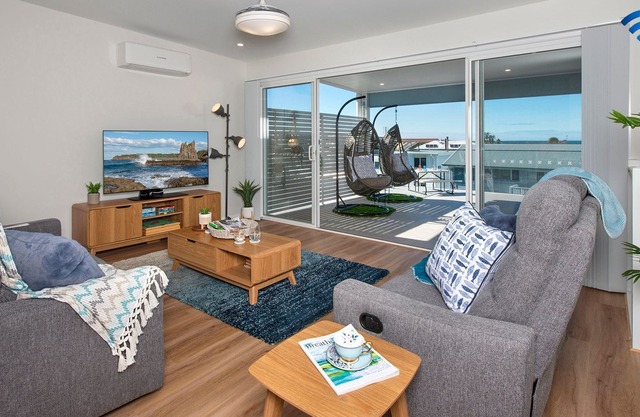 Blue Pelican - Stunning modern entertainer with ocean views, walk to beach