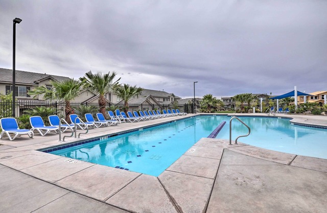 'Blue Sky Get-a-Way' Townhome w/Patio, Grill
