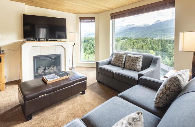 Blueberry Hill Location! Pool, hot tub, walk to village