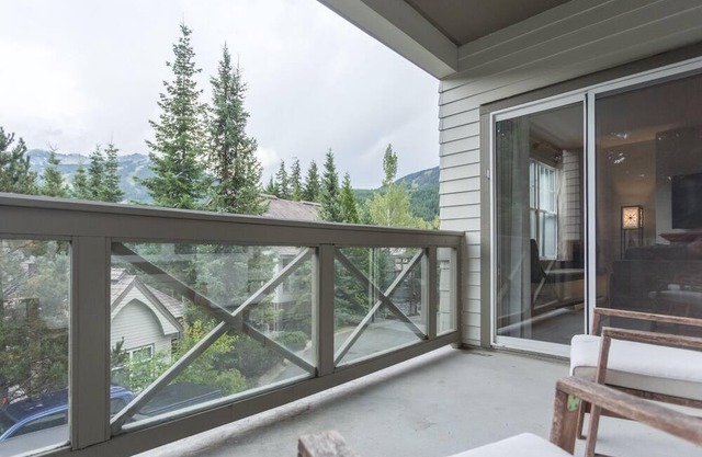 Blueberry Hills - Bright & Spacious 2 Bedroom (sleeps 6-7)