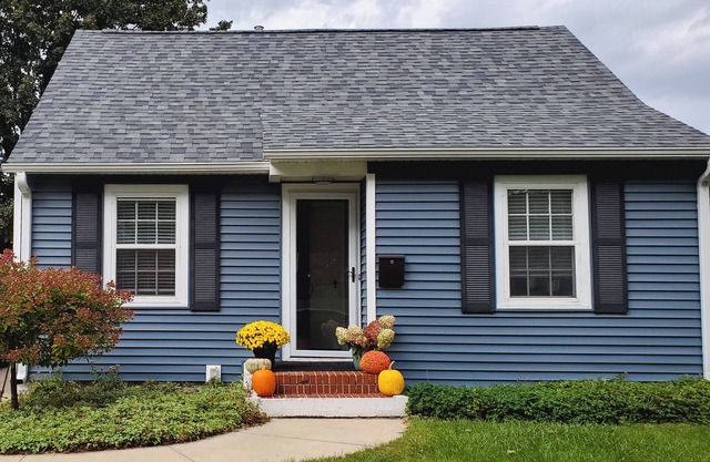 Bluebird/Charming 2-bedroom, 1 bathroom house, 5 blocks to Mayo Clinic