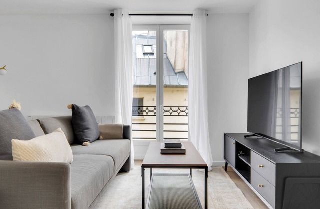 Blueground | Saint Germain des Prés, furnished
