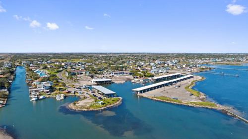 Bluff's Landing Lodge