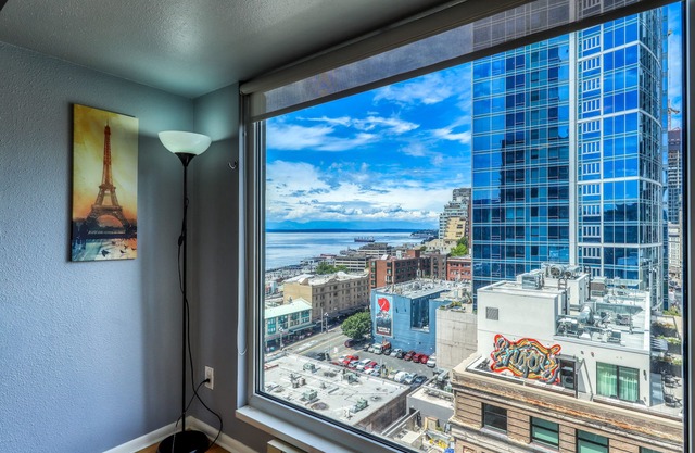Boho Chic Condo w/Balcony, Shared Grills, Hot Tub, Pool - near Pike Place Market