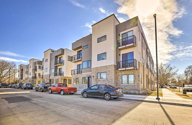 Boise Townhome w/Rooftop Deck, 2 Mi to Downtown!