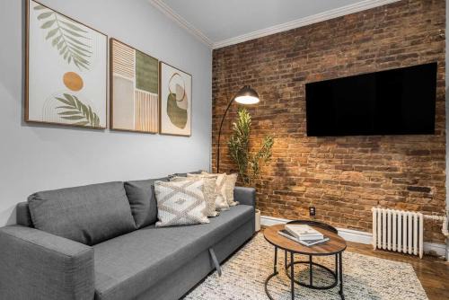 Bold Manhattan Base in Prime Nolita