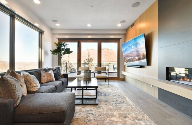 Book for the Holidays! Ski-in/Ski-out Access Condo in Slopeside! Near Downtown!