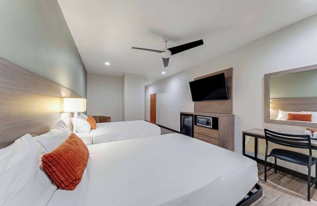 Book Your Stay: 3 Cozy Rooms w/Complimentary Breakfast & Parking in DT