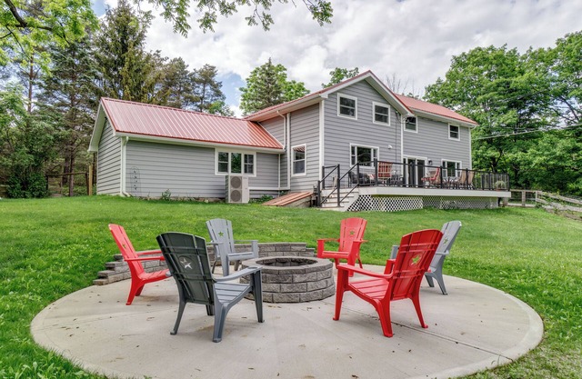 Boondock Retreat on Seneca Lake wine trail. Pet friendly with EV charger