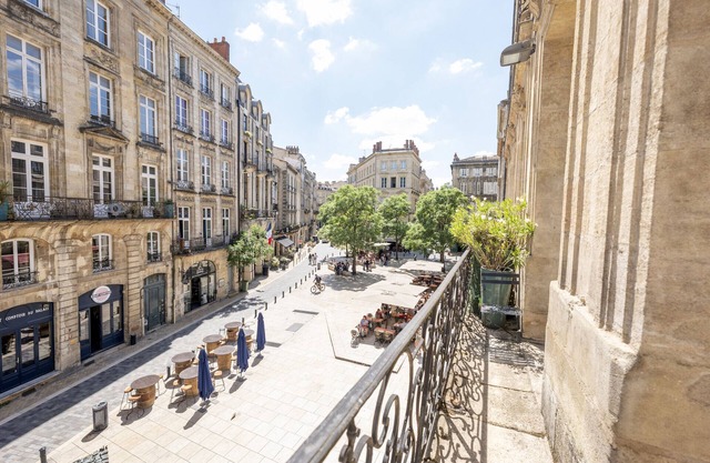 Bordeaux historic center balcony and parking 20€/d