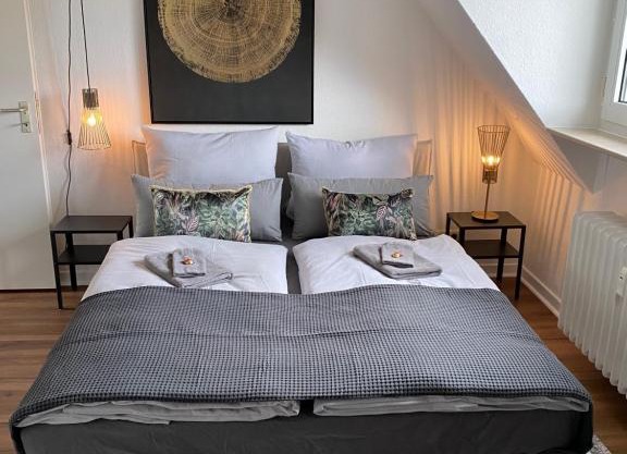 BOSTEL 1 - Modernes Dachgeschoss-Studio in Duisburg Meiderich, 4,7 km Hbf, U-Bahn 250m, Flughafen Düsseldorf 28 km, Landschaftspark 2,9 km