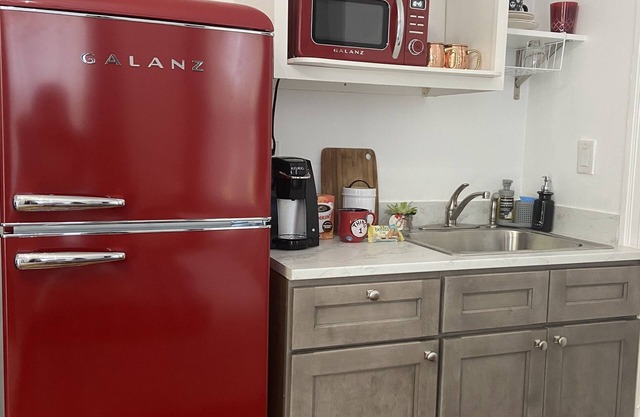 Boston Cozy studio Apt. near Train&Buses ,Parking included