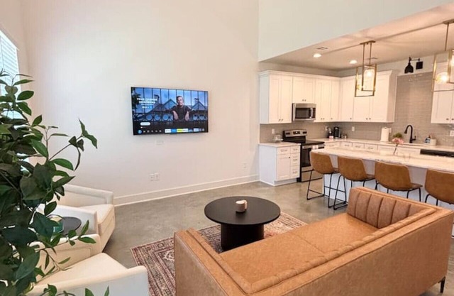 Boudreaux House+KING Bed+Full Kitchen+65" TV+WiFi