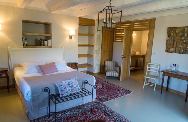 Bougainvillea room in Dordogne, with swimming pool and independent access.