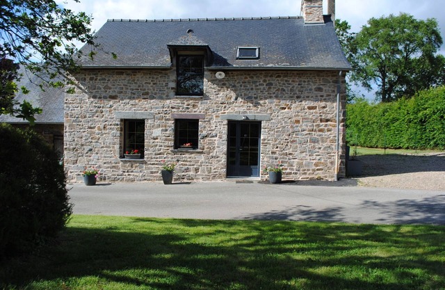 Bourg Des Comptes: cottage cellar