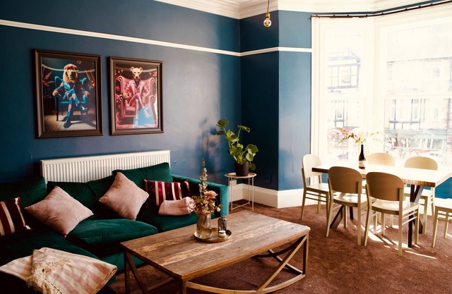 Boutique Apartment - Sleeps 6 & Free Parking