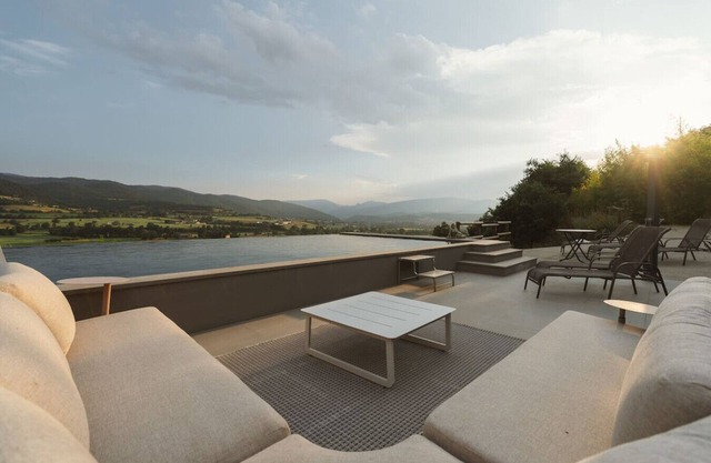 Boutique Farmhouse I Views & Vineyard I Infinity Pool