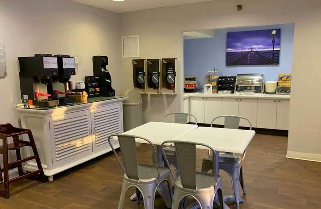 Boutique Hotel 2 Queen Room Minutes From The Beach!