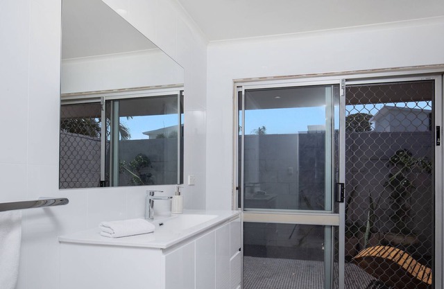 Boutique Studio close to beaches with pool access