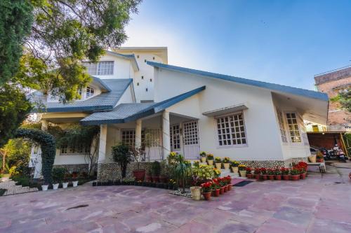 Boutique Villa by Saffron Leaf in Mussoorie Foothills with Bonfire