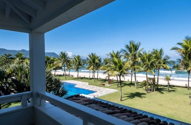 Casa de Condomínio com 7 Quartos em Condomínio Fechado
