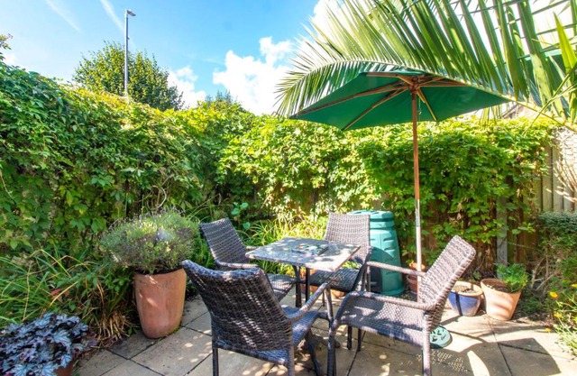 Bradstone Garden Retreat With Own Entrance