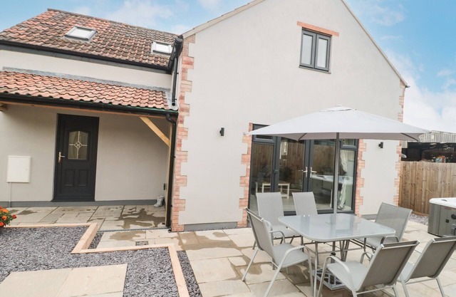 BRAMLEY COTTAGE, pet friendly, luxury holiday cottage in Langport