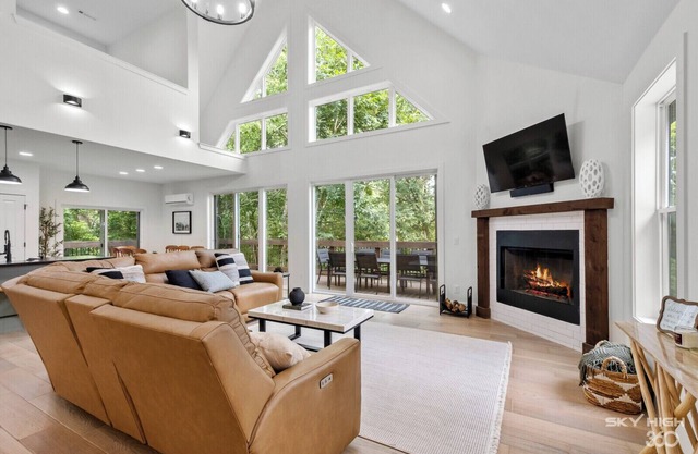 BRAND NEW, 3 STORY LUXURY LAKEHOUSE ON BEAVER LAKE, WITH HOT TUB & FIRE-PIT!