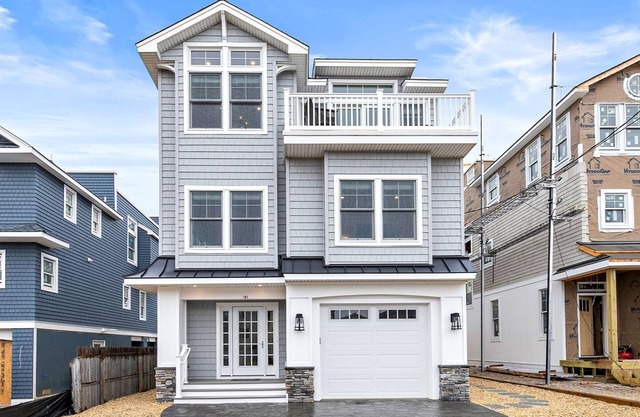 Brand-new build, 6 doors to the beach, salt water pool