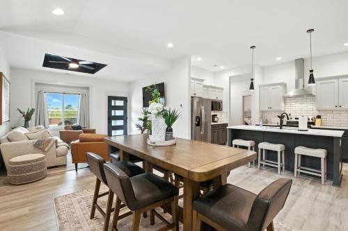 Brand New Cool Comfy Lawrence Retreat Duplex