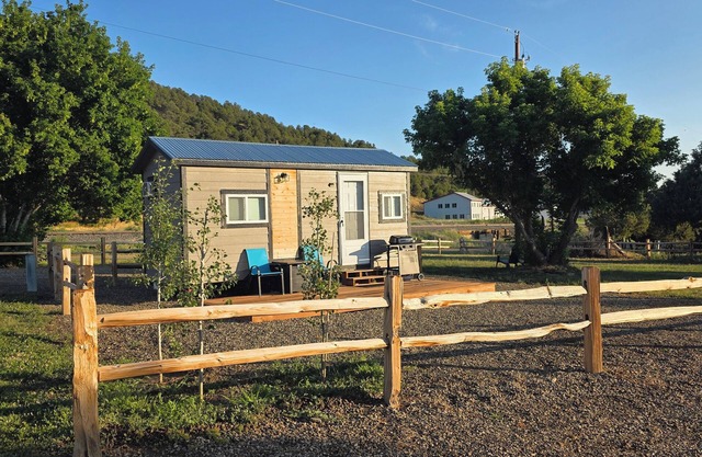 Brand new Cozy cabin/tiny home. Very cute, clean w/Senic views. Private & quiet