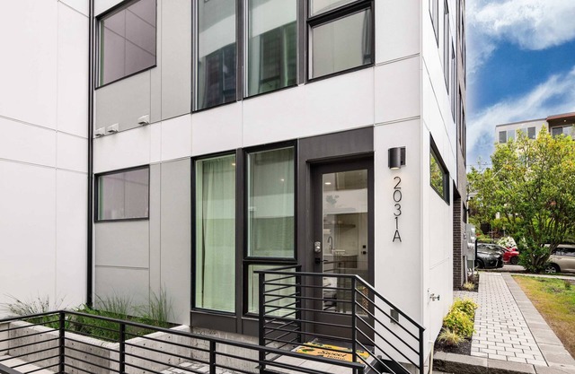 Brand New Eastlake Studio - SLU, UW, Shops & Eats