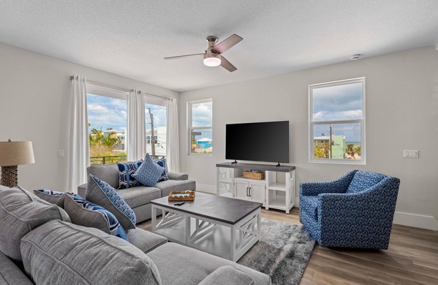 Brand new luxury duplex w/private pool, roof top decking, w/ds, & gulf views