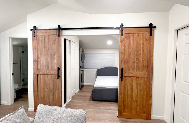 Brand new modern guesthouse w/patio. A minimum stay of 30 nights