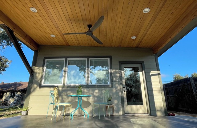 Brand new quiet, charming cottage in laid-back Austin