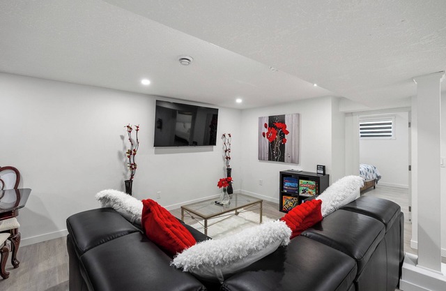 Brand New Suite Central Easy Access to Downtown , Zoo & Airport