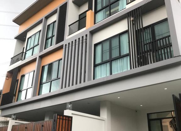 Brand new Townhouse in Huai Khwang W/ 4 king Beds