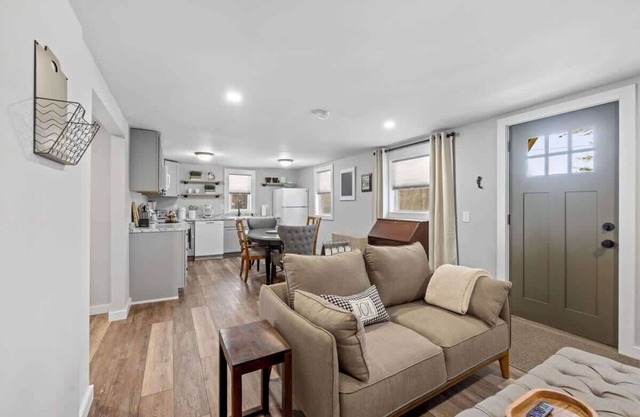 Breakwater Cottage: 1 Bed 1 Ba, Private Pond +Deck