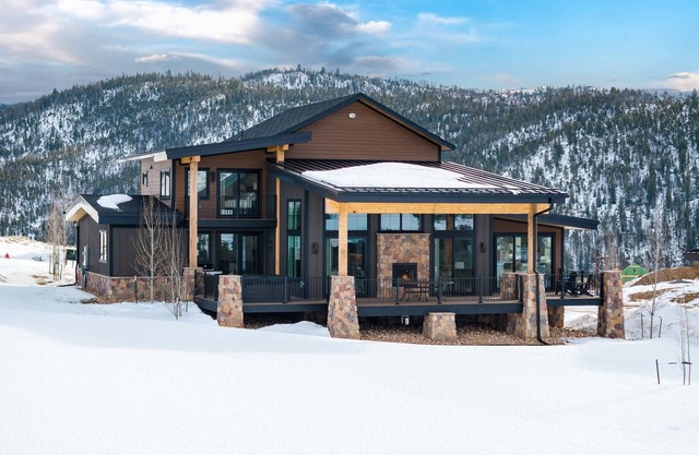 Breathtaking Mountain Manor, Huge Deck w/Hot Tub, Everything High End and New, 1 Mile to Ski Slopes
