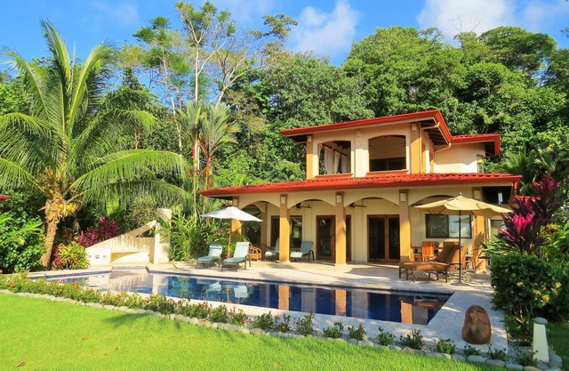 Breathtaking OceanView, mins to the Beach, 3 Master Suites, Luxury Home NEW POOL