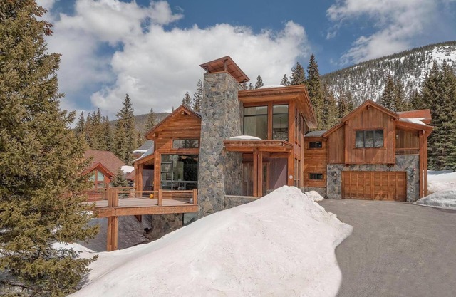 Breckenridge Modern Luxury Home with Hot Tub - Minutes to Slopes, Sleeps 10