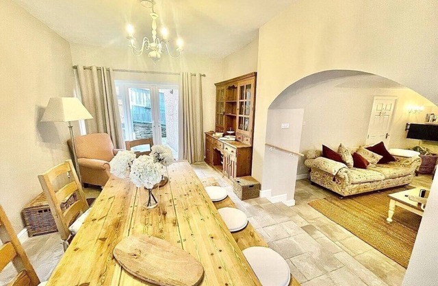 *Brecon Beacons,Log Burner, hot tub Dogs Welcome*