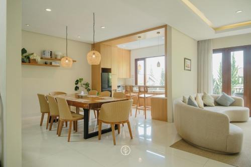 Breeze blows city view villa 4 bedrooms and 1 family room 1 king-size bed and 1 queen-size bed with a private swimming pool